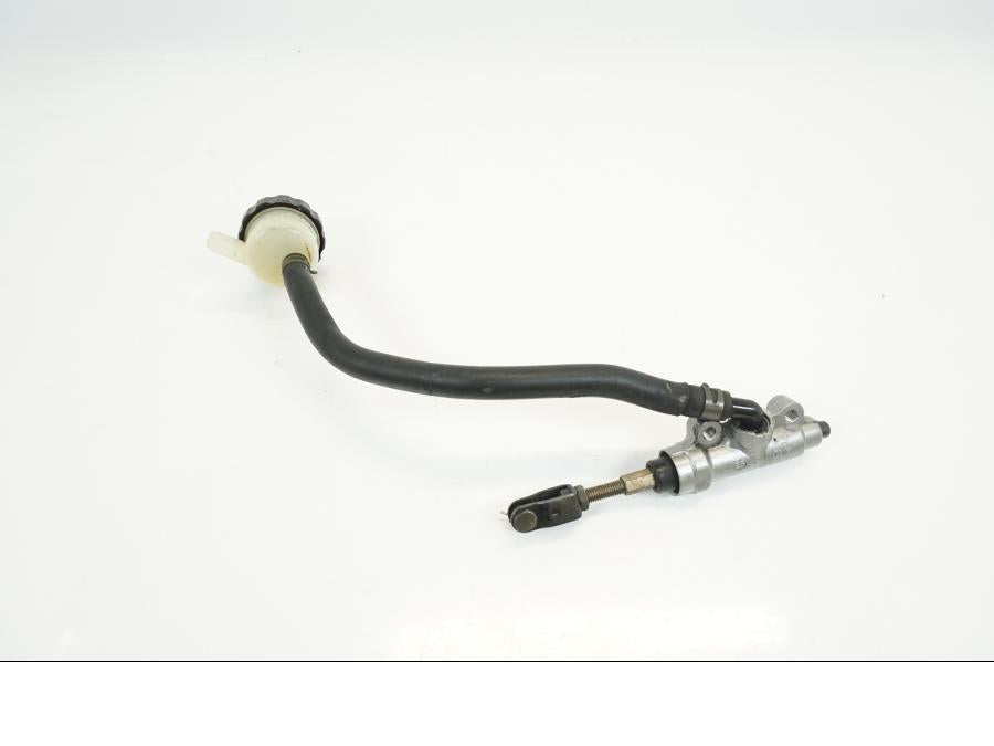 Framsidan på Bromshuvudcylinder från en Yamaha Royal Star Venture -2000 motorcykel.