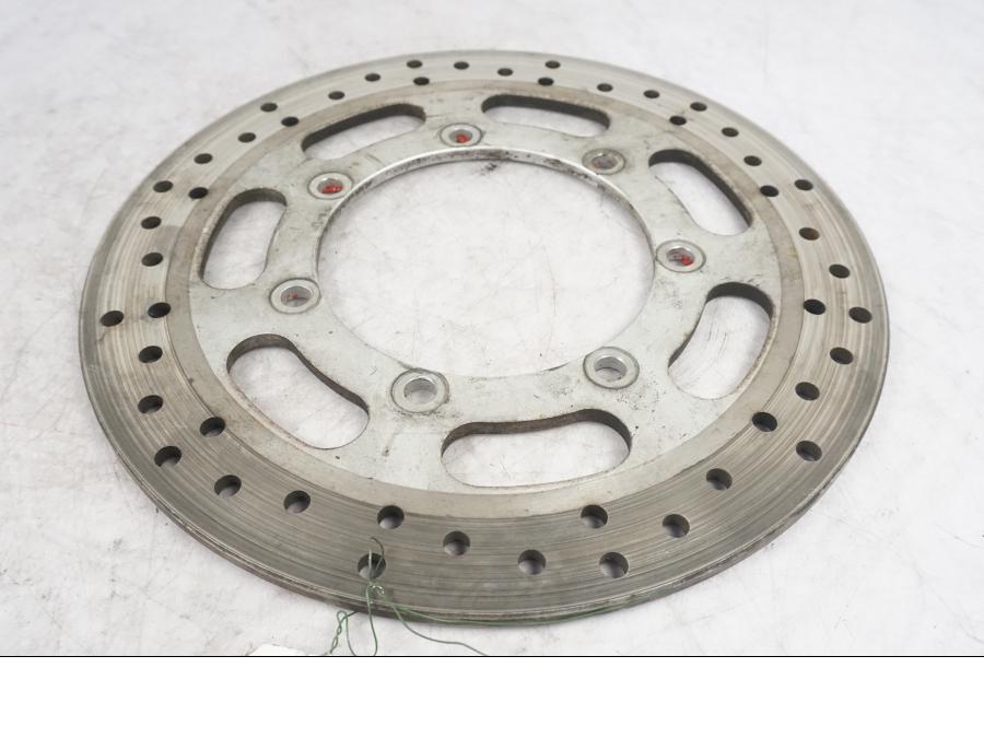 Framsidan på Bromsskiva från en Kawasaki VN 1600 -2006 motorcykel.