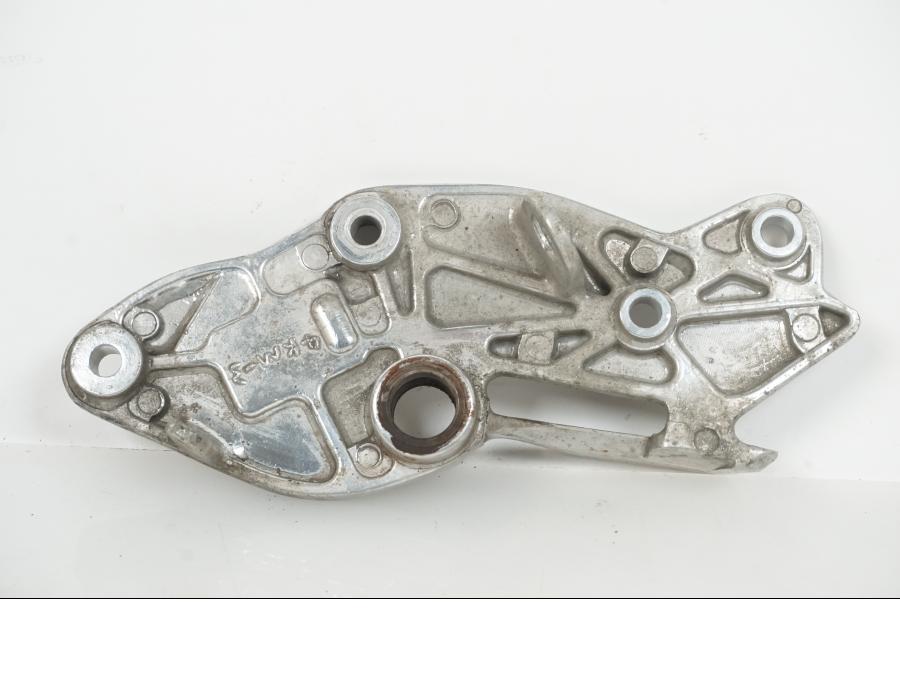 Vänster sida på Fotpinnefäste från en Yamaha XJ 900 S -1997 motorcykel.