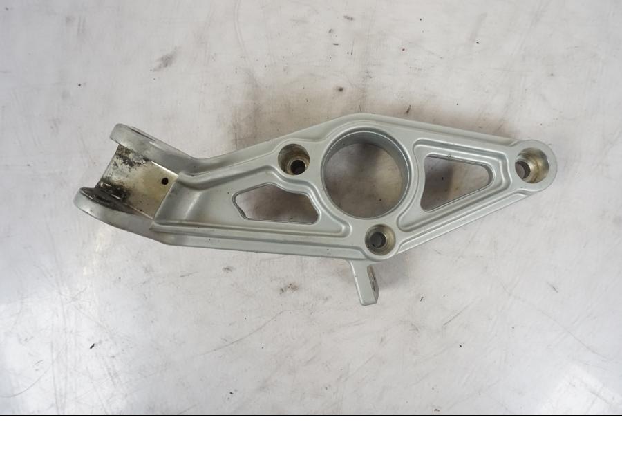 Framsidan på Fotpinnefäste från en BMW R 1150 GS -2002 motorcykel.