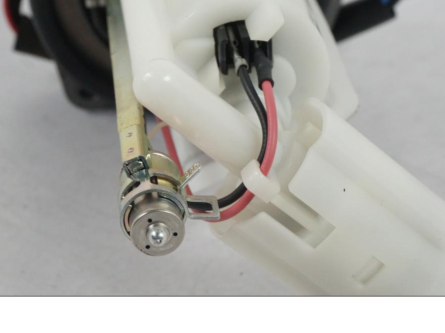 Snett uppifrån på Bensinpump insprut från en Kawasaki ER-6N ABS -2010 motorcykel.