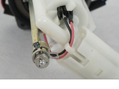 Snett uppifrån på Bensinpump insprut från en Kawasaki ER-6N ABS -2010 motorcykel.