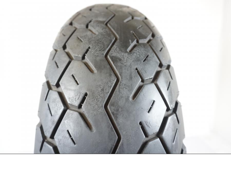 Baksidan på <p>Bakdäck Bridgestone G546 170/80-15.</p>

<p>75% mönsterdjup är kvar, tillverkningsår hittas ej. slitage normalt.</p> moped.
