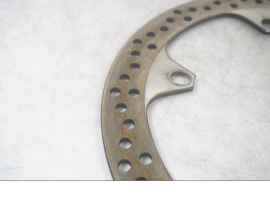 Baksidan på Bromsskiva från en BMW K 1200 R -2006 motorcykel.