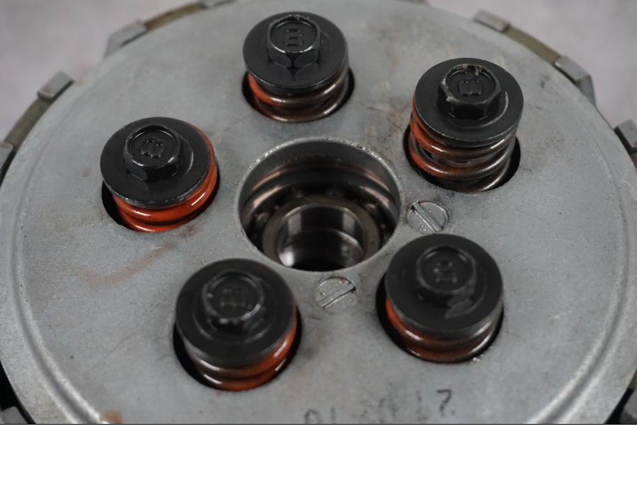 Snett nerifrån på Koppling från en Triumph Tiger Explorer -2016 motorcykel.