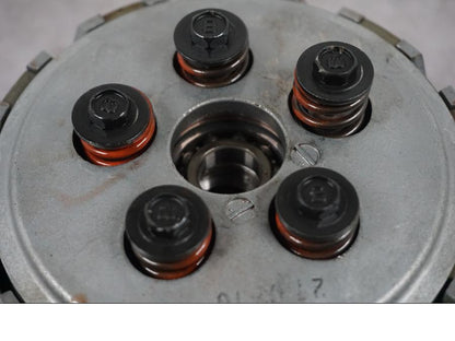 Snett nerifrån på Koppling från en Triumph Tiger Explorer -2016 motorcykel.