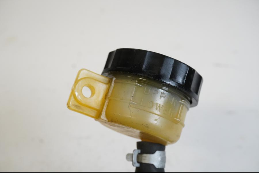 Snett uppifrån på Bromshuvudcylinder från en Kawasaki ZX-9R -2003 motorcykel.