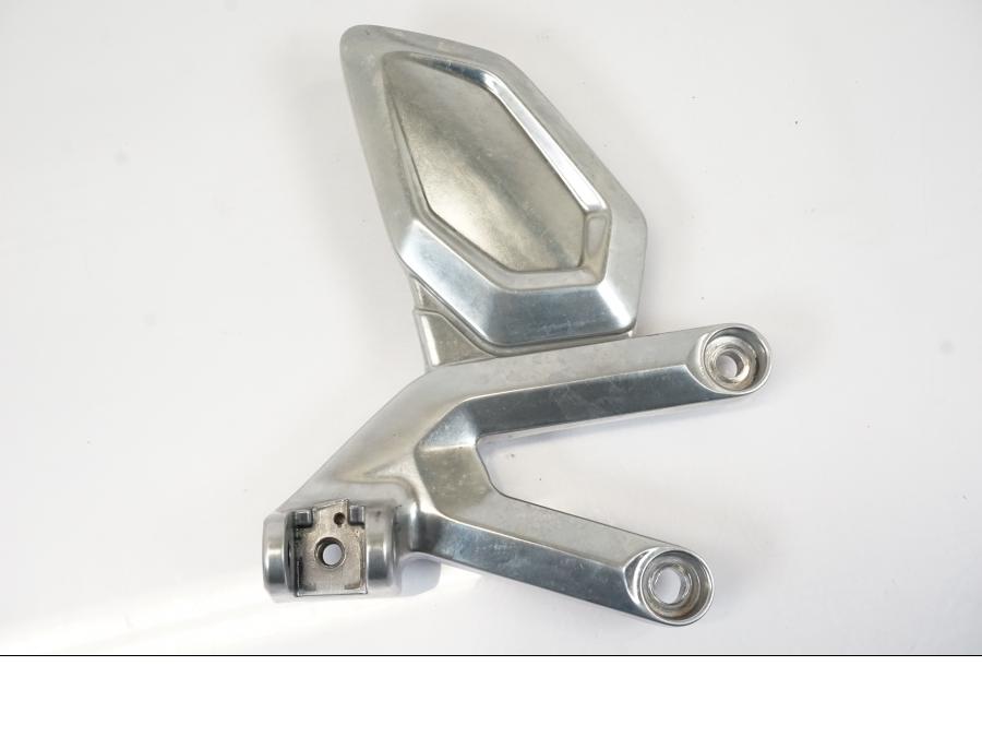 Framsidan på Fotpinnefäste från en Triumph Trident -2021 motorcykel.