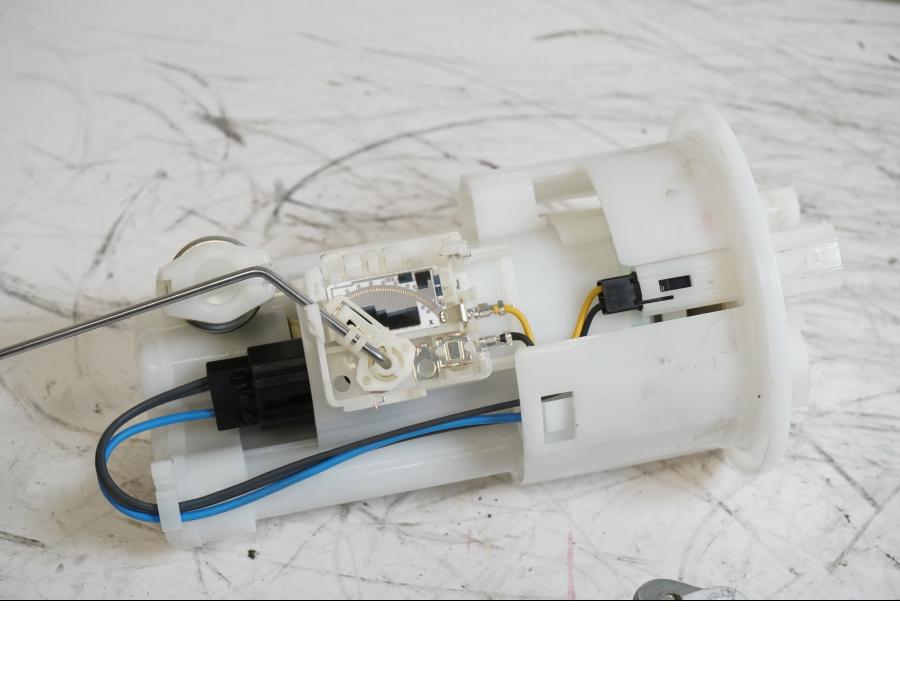 Höger sida på Bensinpump insprut från en Yamaha XT 1200 Z -2011 motorcykel.