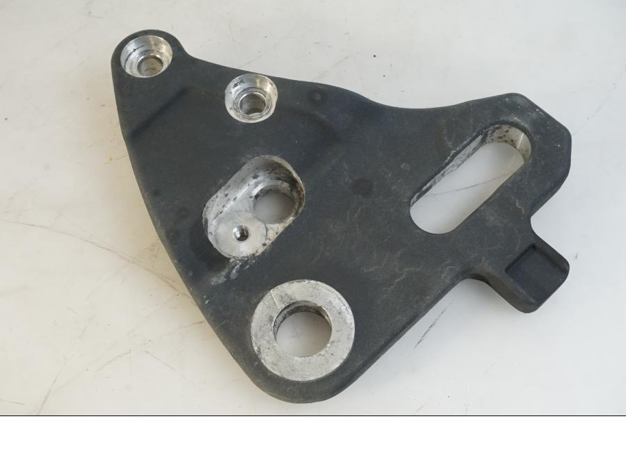 Framsidan på Bromsoksfäste från en Indian Chieftain Dark Horse -2019 motorcykel.