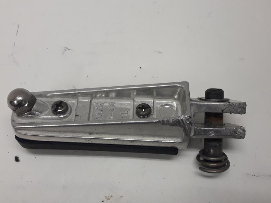 Baksidan på Fotpinne från en Triumph Tiger -1999 motorcykel.