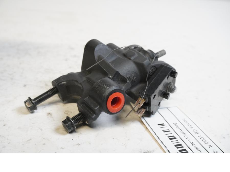 Baksidan på Bromshuvudcylinder från en Honda CB 1000 R -2009 motorcykel.