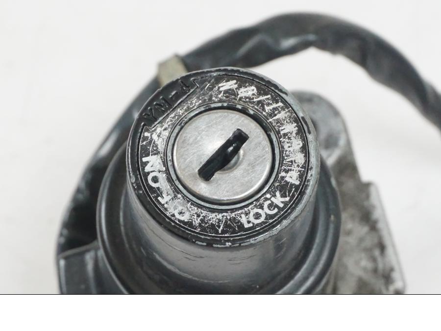 Extrabild3 på <p>Låssats från Yamaha FJ 1200 1986.</p>

<p>Tändningslås. Tanklock, 1st nyckel.</p>

<p>Repor och slitage av lack på tändningslåset samt att gummiskyddet för vajrarna har ett mindre hål se bilder.</p> motorcykel.