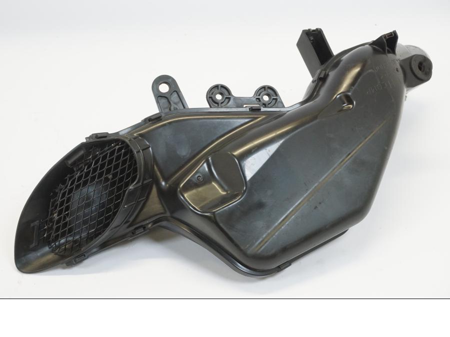 Framsidan på Luftrör från en Suzuki GSX 1300 R -2008 motorcykel.