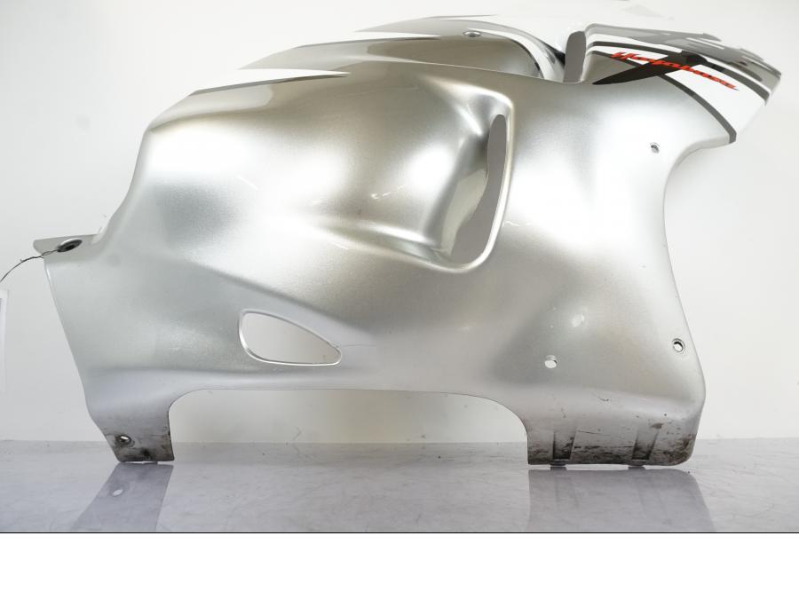 Snett nerifrån på Sidkåpa från en Suzuki GSX 1300 RX -1999 motorcykel.