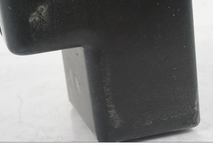 Snett uppifrån på Batterihållare från en Suzuki VZR 1800 -2009 motorcykel.