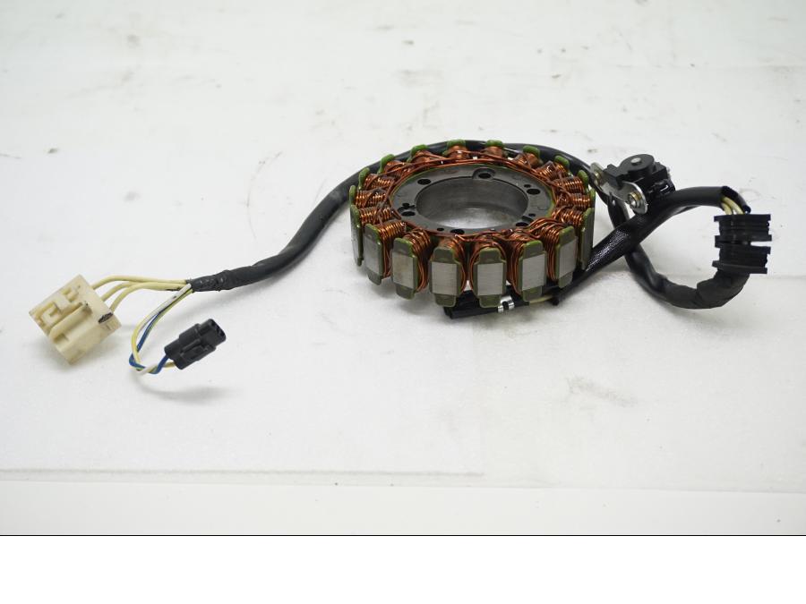 Framsidan på Generator från en Aprilia SL 750 Shiver -2008 motorcykel.