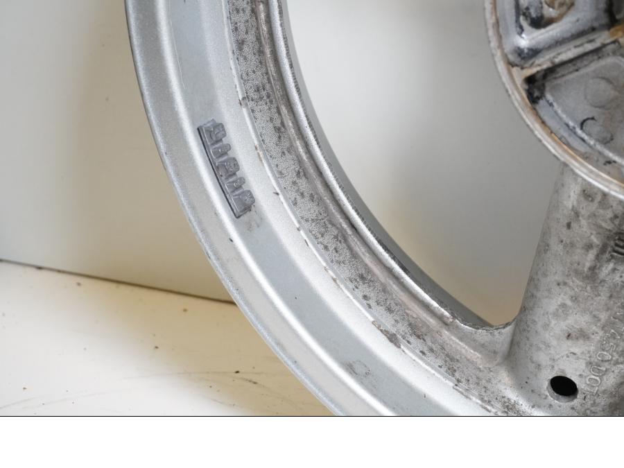 Snett nerifrån på Fälg från en Suzuki SV 650 -2003 motorcykel.