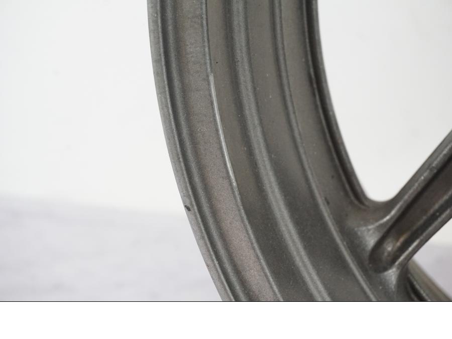 Snett uppifrån på Fälg från en Kawasaki ZX-6R -2006 motorcykel.