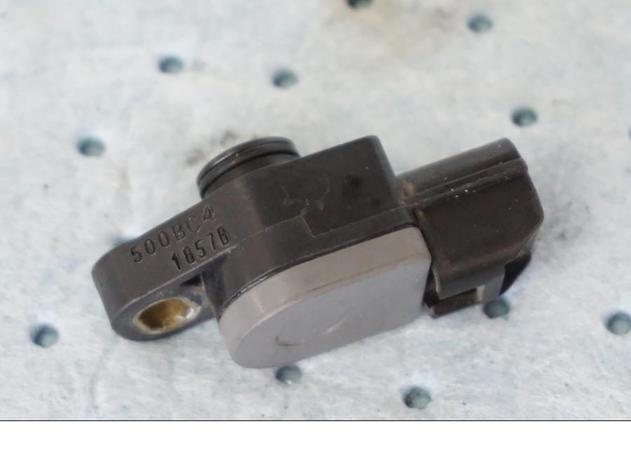 Snett uppifrån på TPS från en Suzuki GSX-R 1000 -2008 motorcykel.