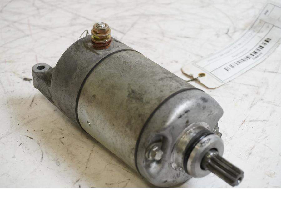 Framsidan på Startmotor från en Honda CBR 600 -1997 motorcykel.