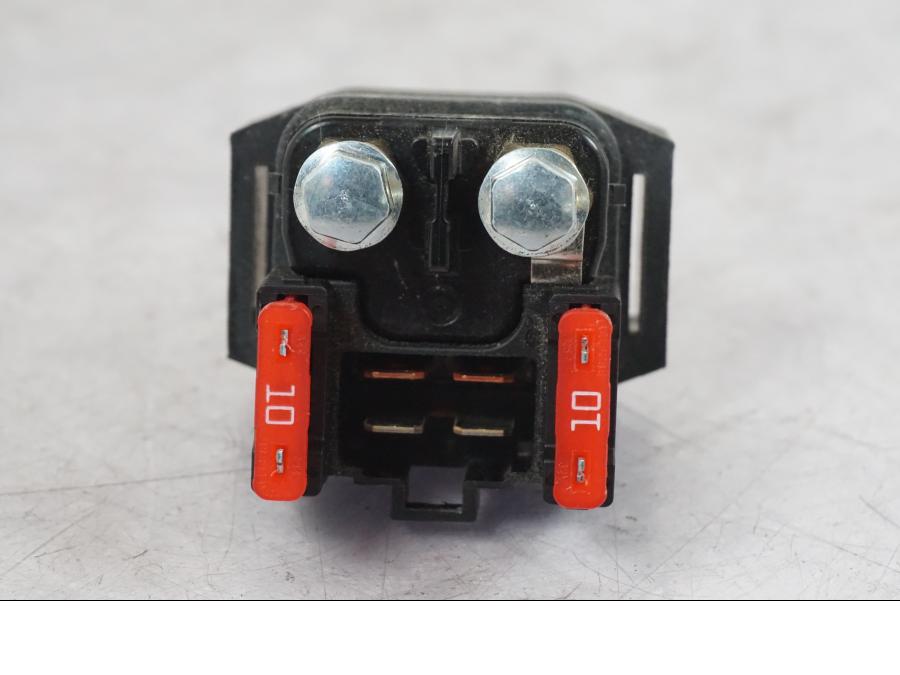 Snett uppifrån på Startrelä från en Yamaha MT-09 -2020 motorcykel.