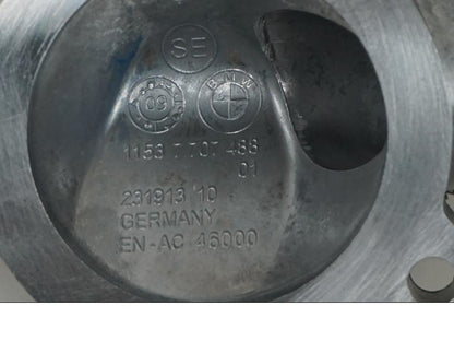 Vänster sida på Vattenkyltermostat från en BMW S 1000 RR -2017 motorcykel.