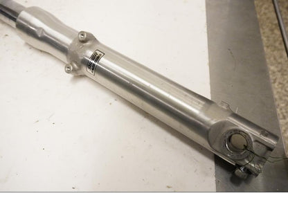 Vänster sida på Gaffelben från en Honda VT 1100 C -1997 motorcykel.