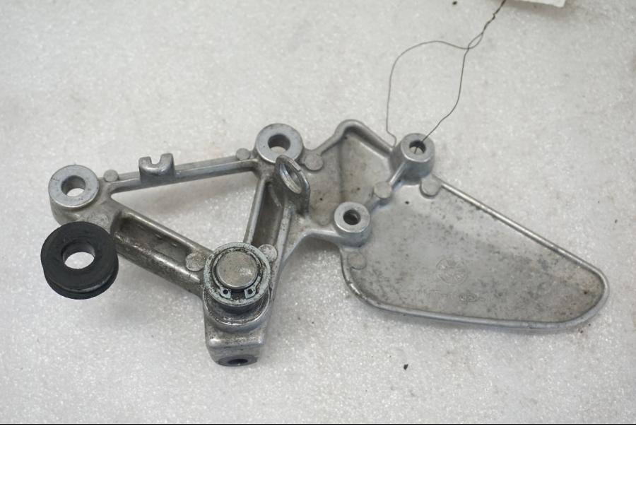 Baksidan på Fotpinnefäste från en Honda CBR 1100 XX -1998 motorcykel.