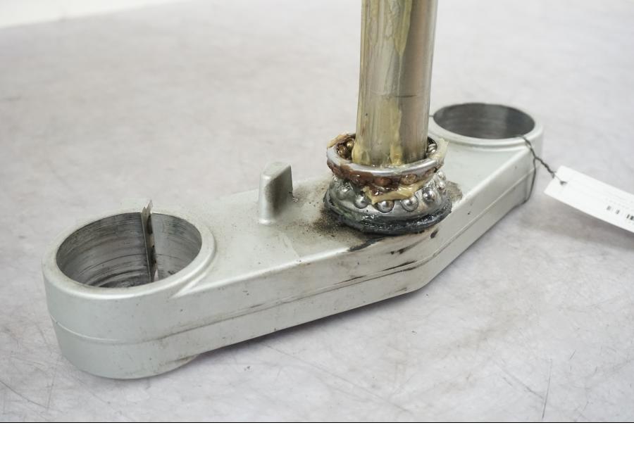 Vänster sida på Gaffelkrona från en Triumph Tiger -2009 motorcykel.