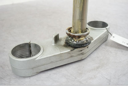 Vänster sida på Gaffelkrona från en Triumph Tiger -2009 motorcykel.