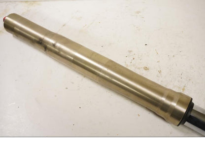 Höger sida på Gaffelben från en Kawasaki ZX-12R -2000 motorcykel.