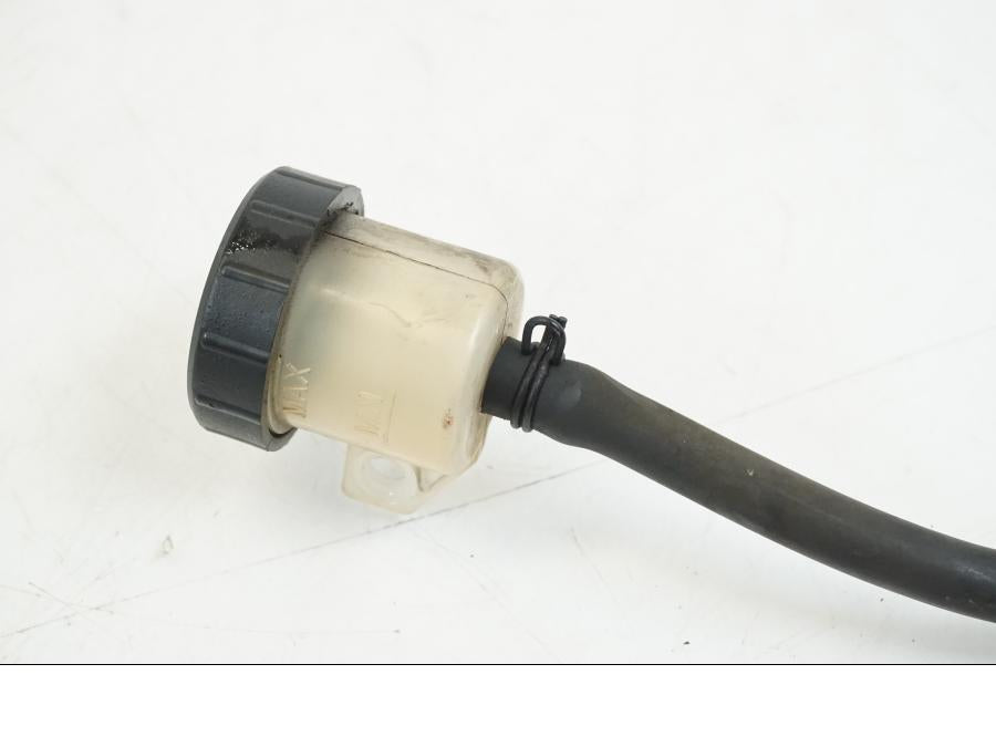 Höger sida på Bromsvätskebehållare från en Ducati Streetfighter S -2011 motorcykel.