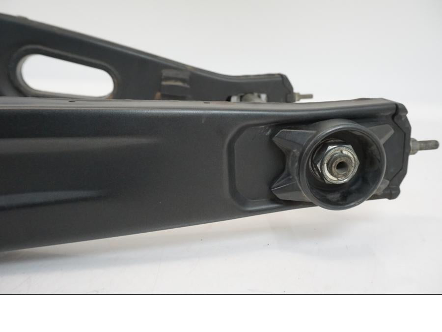 Höger sida på Sving från en Yamaha XSR 700 -2016 motorcykel.