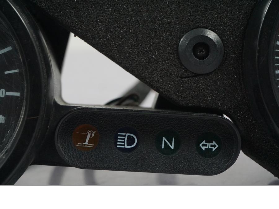 Vänster sida på Instrumentpanel från en Aprilia RS 125 -2000 motorcykel.