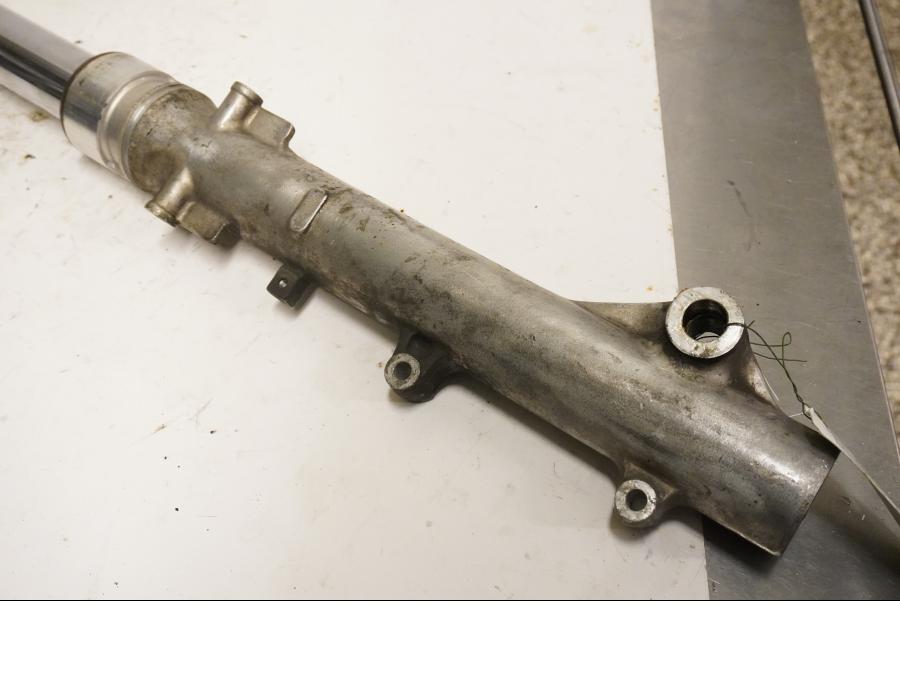 Vänster sida på Gaffelben från en Honda XL 600 V -1997 motorcykel.