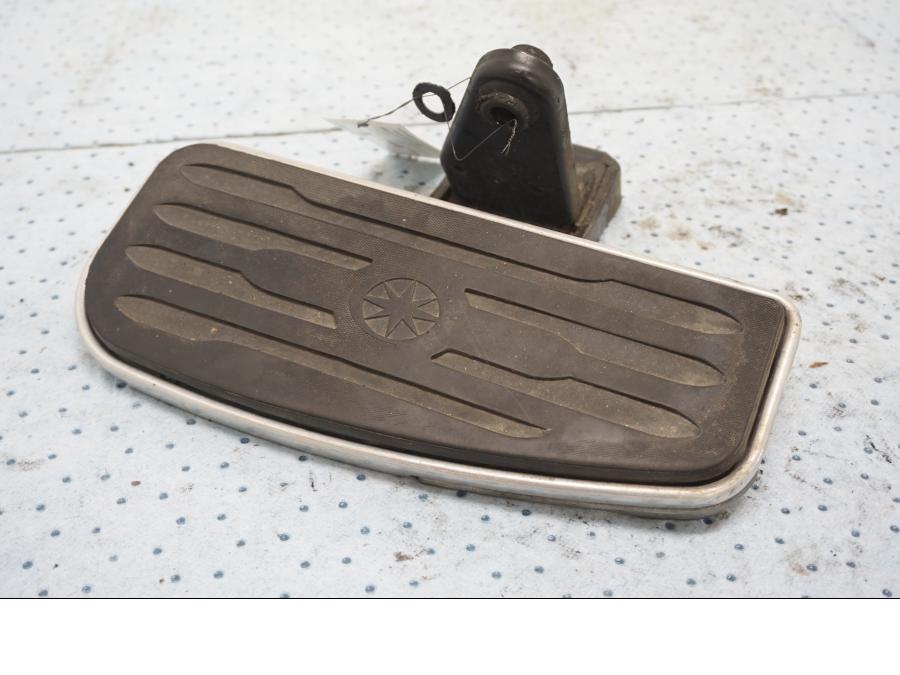 Framsidan på Fotplatta från en Yamaha XV 1600 -1999 motorcykel.