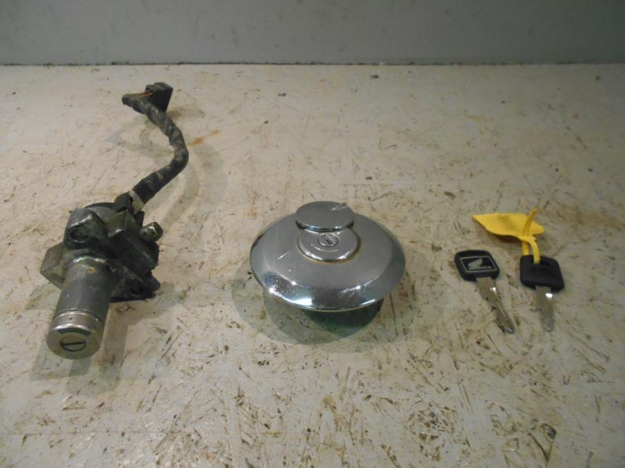 Framsidan på Låssats från en Honda GL 500 -1982 motorcykel.