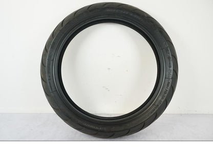 Framsidan på <p>Begagnad däck av märket Michelin och modell Pilot Power 2CT.</p>

<p>Dimension 110/70ZR17 M/C (54W). </p>

<p>Mönsterdjup ca: 3,00mm.</p>

<p>Mönsterdjup yttre kant ca: 3,75mm.</p>

<p>Tillv: vecka 33 år 2021.</p> moped.