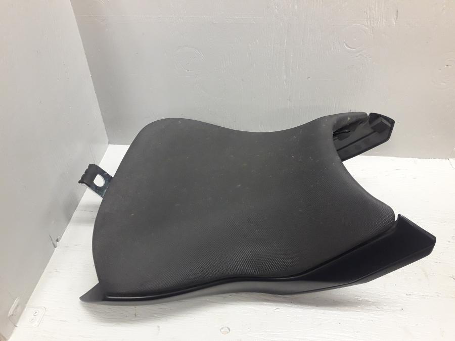 Framsidan på Sadel från en Kawasaki ER-6N -2015 motorcykel.