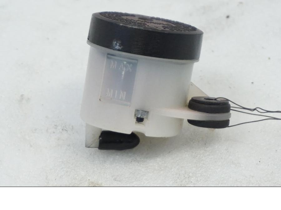 Framsidan på Bromsvätskebehållare från en Aprilia RSV 1000 -2010 motorcykel.