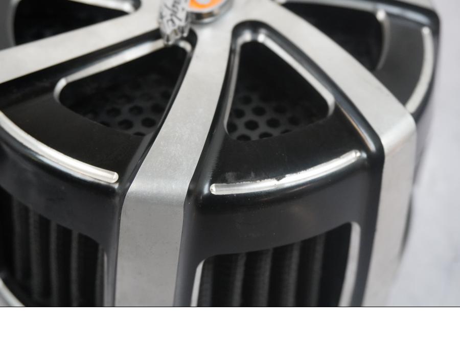 Vänster sida på Luftburk från en H-D Touring Street Glide FLHX -2009 motorcykel.