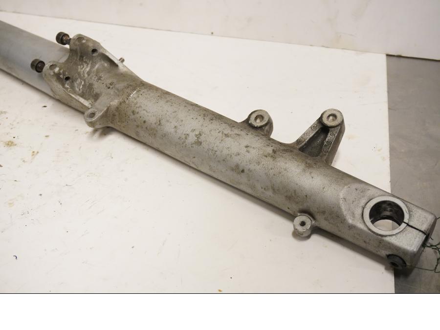 Snett uppifrån på Gaffelben från en BMW R 1150 RS -2002 motorcykel.