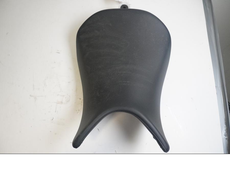 Baksidan på Sadel från en Suzuki GSX-S 1000 -2015 motorcykel.