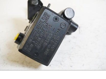 Baksidan på Bromshuvudcylinder från en Yamaha FZ-8 -2011 motorcykel.