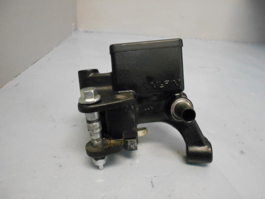 Framsidan på Bromshuvudcylinder från en Yamaha YS 125 -2017 motorcykel.