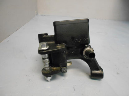 Framsidan på Bromshuvudcylinder från en Yamaha YS 125 -2017 motorcykel.