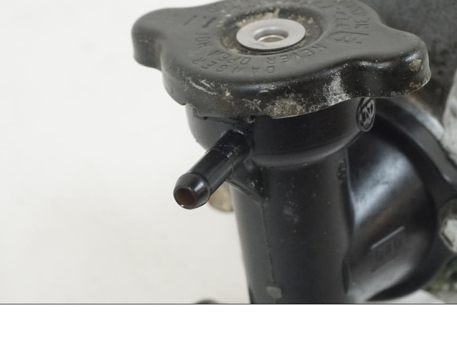 Höger sida på Vattentermostathus från en Aprilia RS 250 -1998 motorcykel.