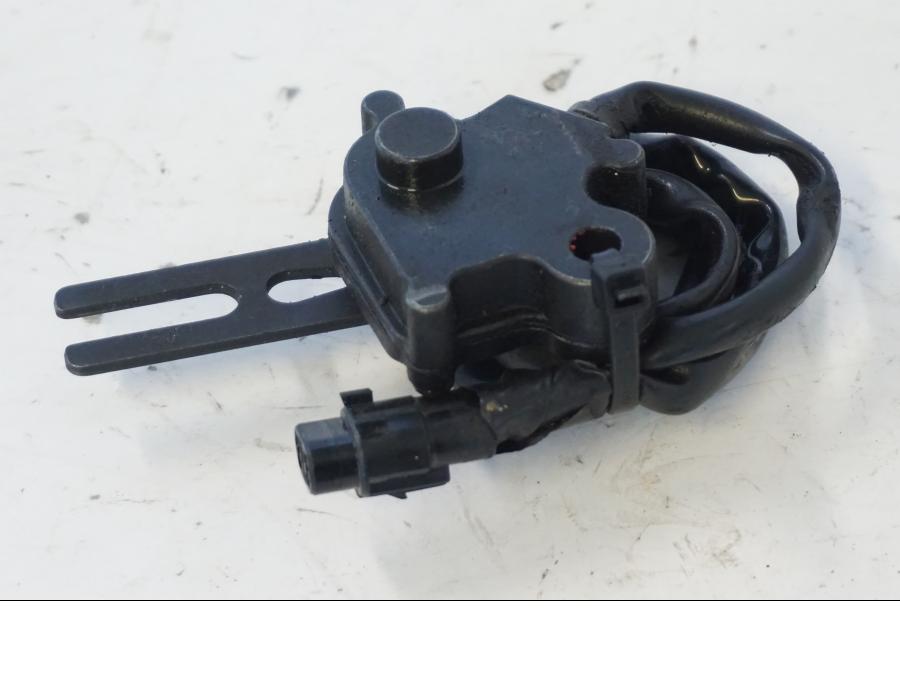 Baksidan på Sidostödsbrytare från en Kawasaki ER-6N -2012 motorcykel.