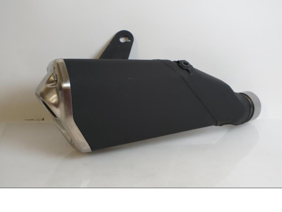 Framsidan på Ljuddämpare från en Kawasaki Z 900 -2022 motorcykel.